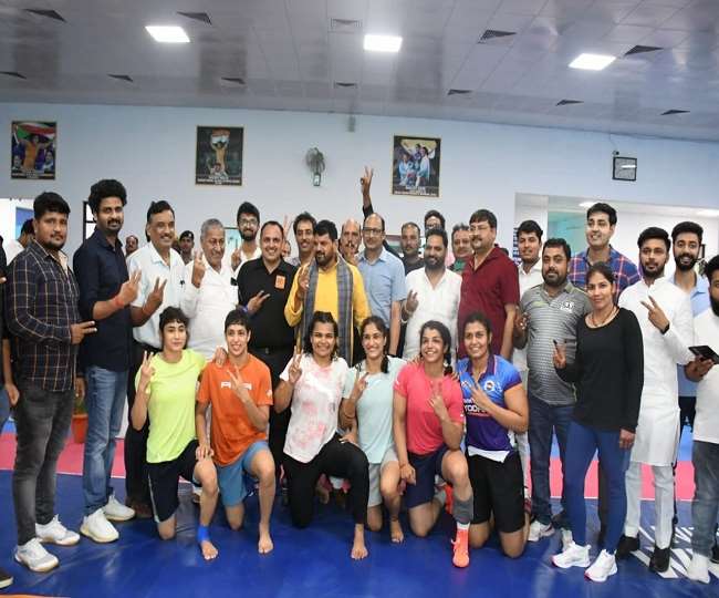 साक्षी मलिक व विनेश फोगाट समेत छह महिला पहलवानों को मिला कामनवेल्थ गेम्स का टिकट