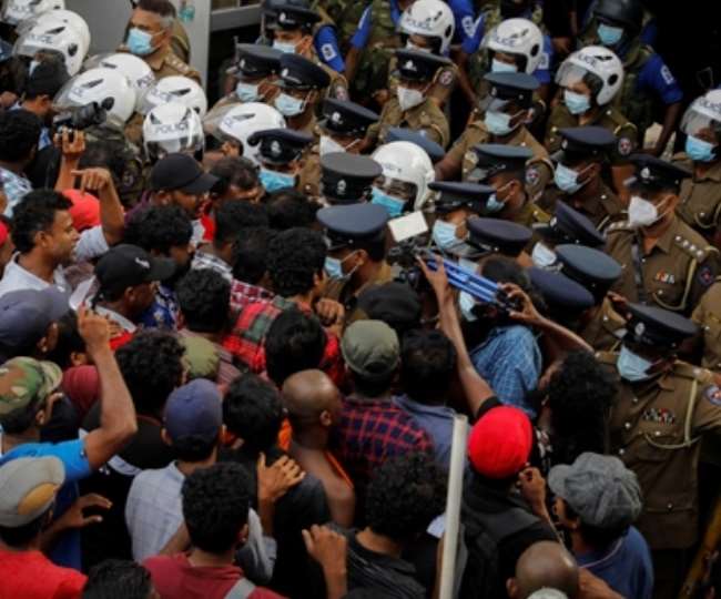 Sri Lanka Crisis : श्रीलंका में बदतर हुए हालात; सिर्फ एक दिन का पेट्रोल बाकी, पीएम बोले- चुनौतियों का सामना करने को रहें तैयार