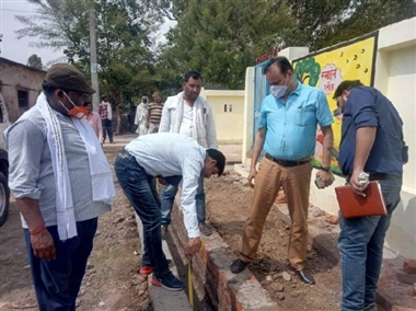 निर्माणाधीन नाली की माप करा जांची गुणवत्ता