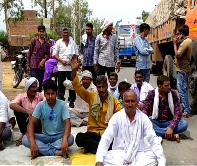 गेहूं खरीदने से मना करने पर किसानों ने इगलास में अलीगढ़-मथुरा रोड पर लगाया जाम Aligarh news