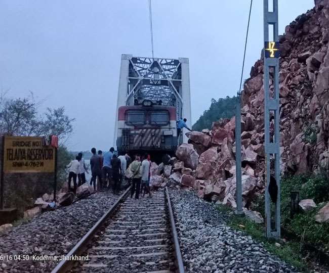 कोडरमा-बरकाकाना रेल ट्रैक पर गिरा चट्टान, मालगाड़ी का इंजन क्षतिग्रस्त Koderma News
