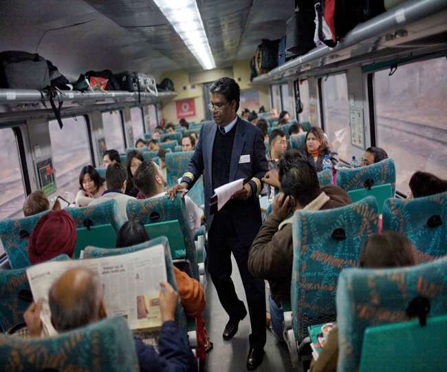 प्लेटफार्म टिकट से भी यात्रा करने का हकदार हैं आप, ट्रेन के रिजर्वेशन कोच में भी जाकर बैठ सकते हैं