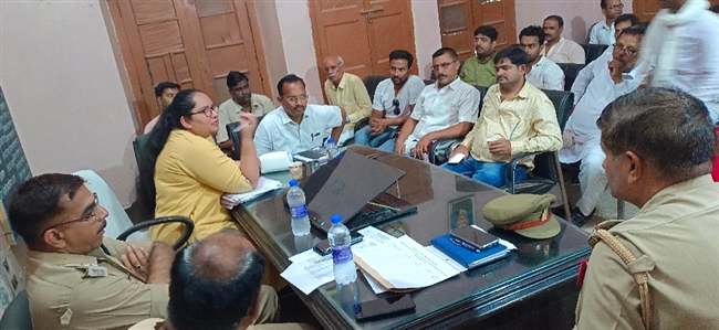 अलर्ट मोड पर पुलिस-प्रशासन, थानों में कीं बैठकें