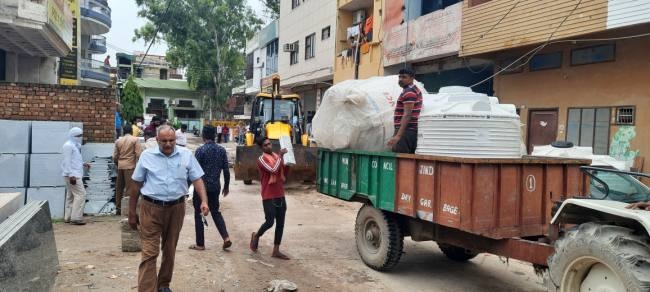 स्कीम नंबर 19 में नगर परिषद ने दुकानों के बाहर रखा सामान जब्त किया, तोड़े चबूतरे