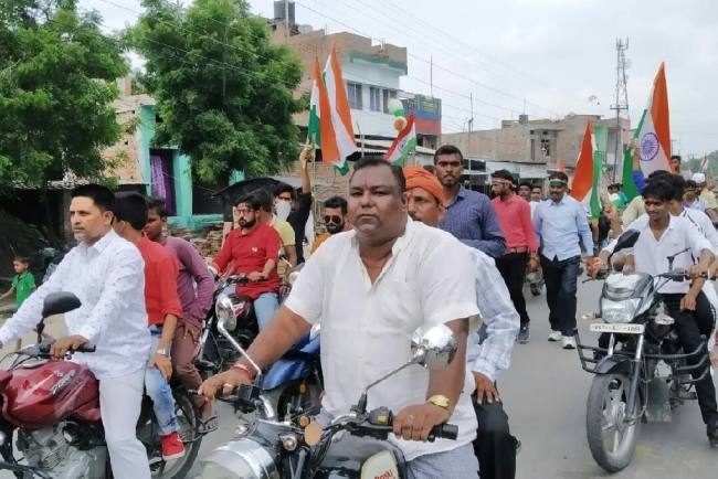 तिरंगा यात्रा निकाल शहीदों को किया नमन