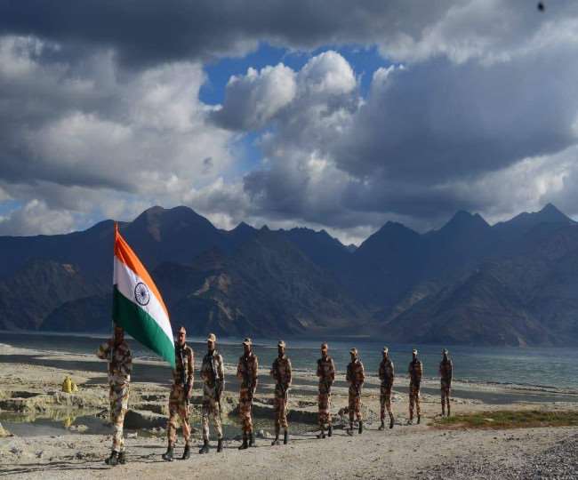 Jammu Kashmir: लद्दाख की बुलंदियों पर हुआ ध्वजारोहण, दुश्मन तक पहुंची भारत माता के जयकारों की गूंज