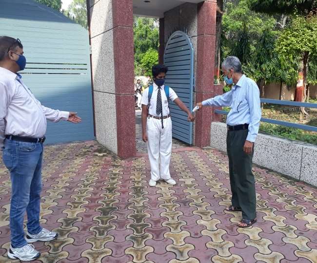 Schools Reopened in UP: उत्तर प्रदेश में खुले स्कूल, कोविड प्रोटोकाल के साथ कक्षा नौ से 12 तक के छात्र-छात्राओं की पढ़ाई शुरू