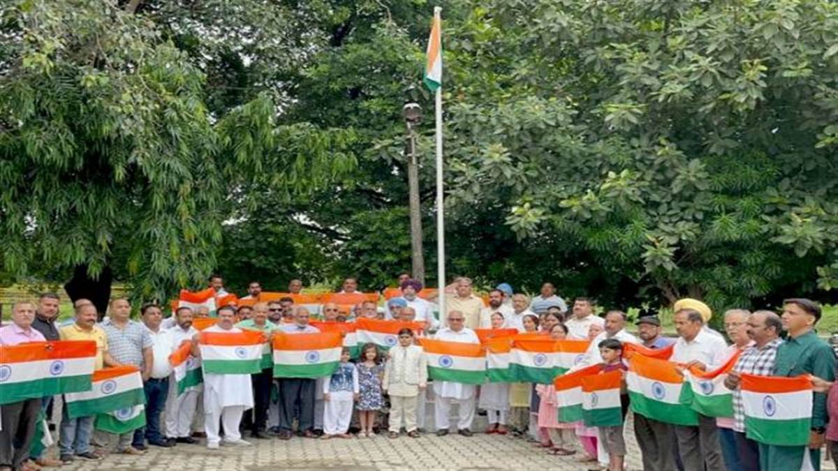 कहीं गाया आजादी के गीत, तो कहीं निकाली तिरंगा यात्रा