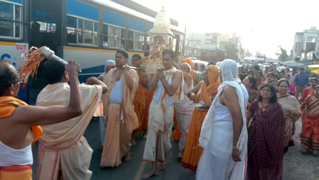 श्रीजी की पालकी का बाजारों में स्वागत, भजनों पर झूमे भक्त