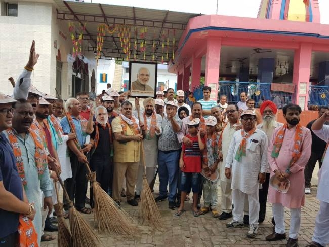 पीएम के जन्मदिन को समर्पित कुष्ठ आश्रम में सेवा की