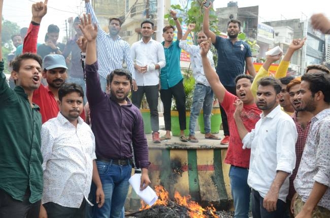 वसीम रिजवी की फिल्म
के विरोध में किया प्रदर्शन