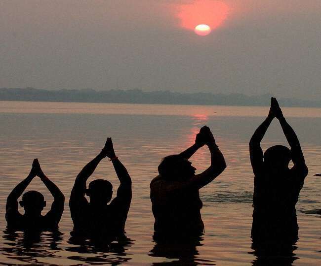 Pitru Visarjan Amavasya 2020: आज है पितृ विसर्जन अमावस्या, जानें पितरों को विदा करने का मंत्र, विधि एवं महत्व