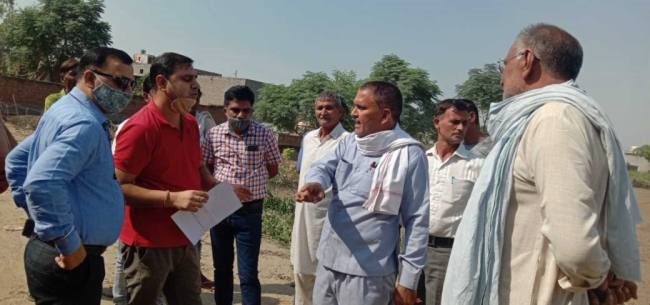 स्कूल के निर्माण कार्य की जांच करने पहुंचे बीडीपीओ