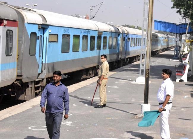 रूट डायवर्जन से गुजारी गर्इं शताब्दी समेत एक्सप्रेस ट्रेनें