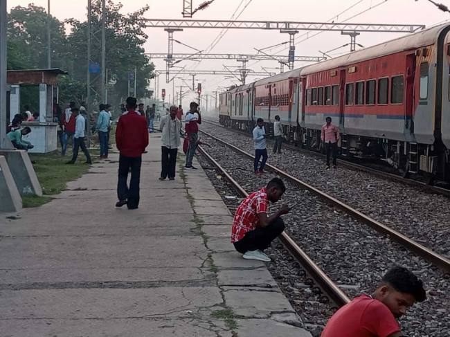 मालगाड़ी पलटने से लड़खड़ाया रेल रूट, रोडवेज ने दौड़ाई कई बस