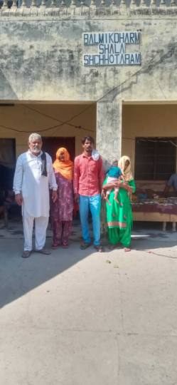 छत गिरने के बाद बेघर परिवार धर्मशाला में रहने को मजबूर