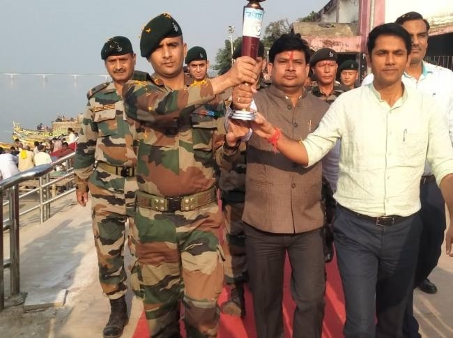 बक्सर पहुंची गंगा स्वच्छता की मशाल, अधिकारियों ने किया स्वागत