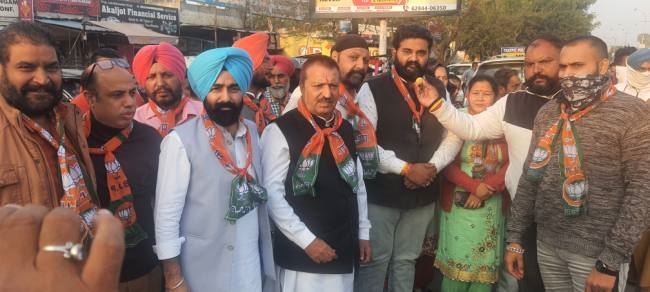 प्रकाश उत्सव पर करतारपुर कारिडोर खोलने की खुशी में भाजपा वर्करों ने बांटे लड्डू