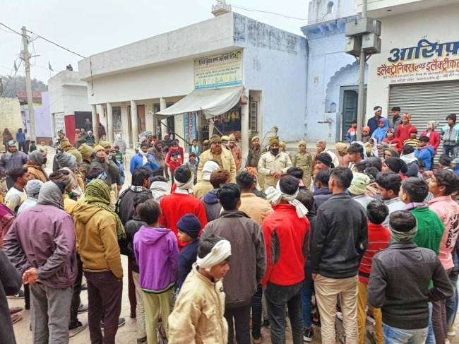 अलीगढ़ में पुलिस ने चलाया वाहन चेकिग अभियान, हूटर उतरवाए