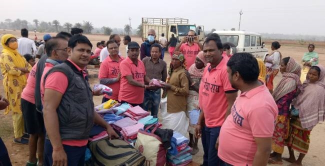 गो सेवा संघ ने बांटे गोशाला कर्मियों को वस्त्र