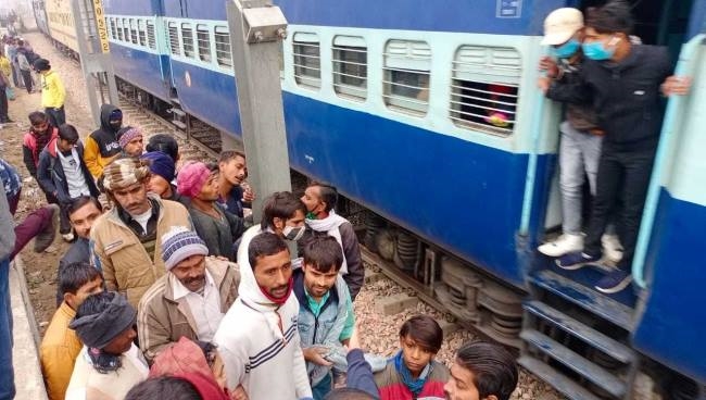 तालाब चौराहे पर ट्रेन की चपेट में आने से बाल-बाल बची महिला
