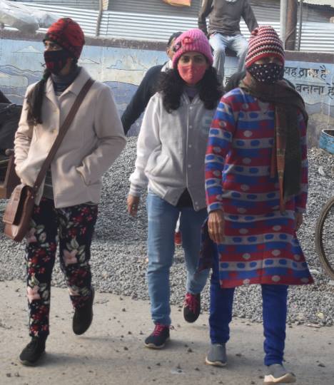 कोहरे की चादर ओढ़ सोते रहे सूर्यदेव