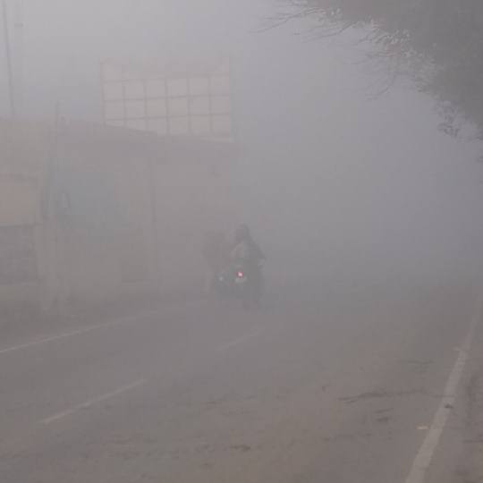 बर्फीली सर्द हवाओं से जनजीवन ठिठका