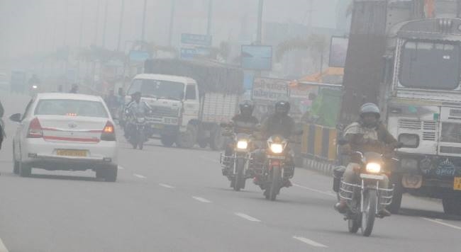 सुबह-शाम कोहरे ने बढ़ाई गलन, जनजीवन बेहाल
