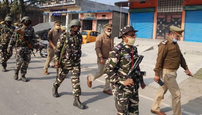 एसएसबी जवानों ने फ्लैग मार्च कर कराया सुरक्षा का एहसास