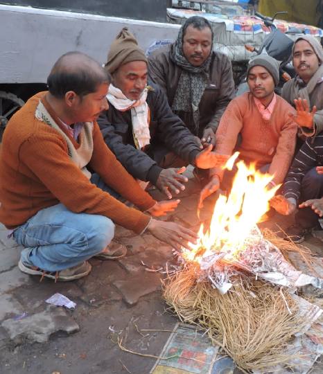 सर्द हवाओं के आगे बेबस दिखी धूप