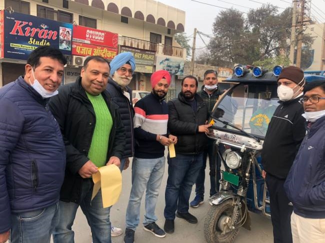 वाहनों पर रिफ्लेक्टर लगा व मास्क बांट मनाया जन्मदिन