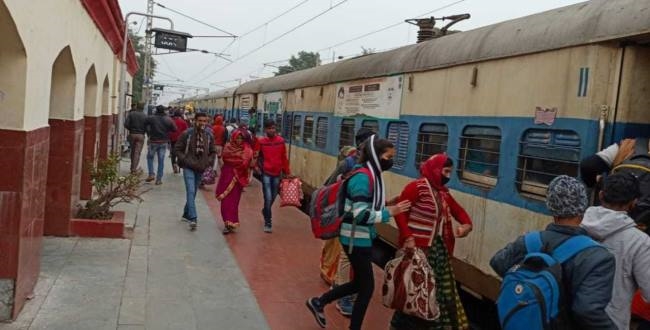 कोहरे के कारण विलंब हुईं ट्रेनें, सर्दी में यात्री परेशान