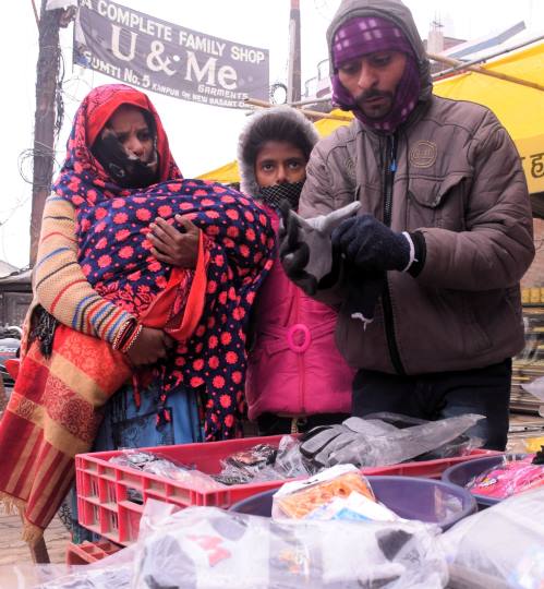 सर्दी से ठिठुरे लोग, अलाव बना सहारा