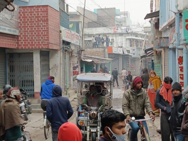 मंझौल में किराना व्यवसायी से 75 हजार रुपये की लूट, दुकानें बंद