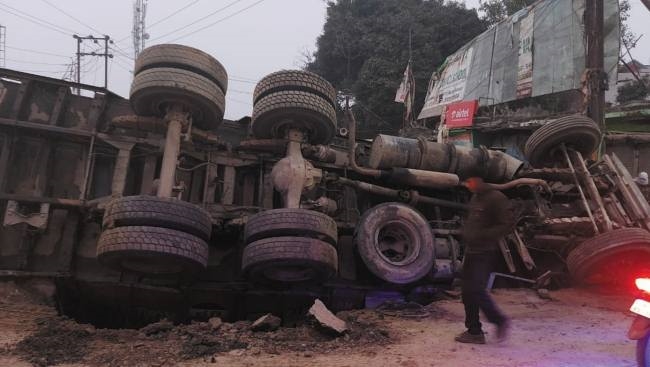नाला निर्माण को खोदाई किए गड्ढे में पलटा ट्रक