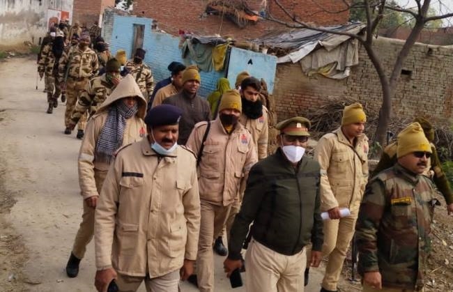 सीआइएसएफ व पुलिस ने गांव की गलियों में रूट मार्च किया