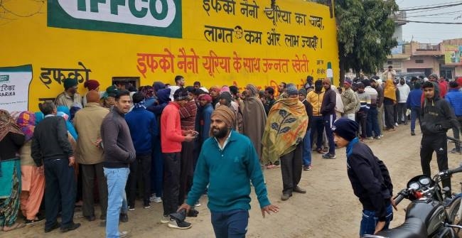 यूरिया खाद की किल्लत नहीं हो रही दूर, लगी हैं लंबी लाइन