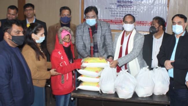 मरीजों को किया पौष्टिक आहार का वितरण