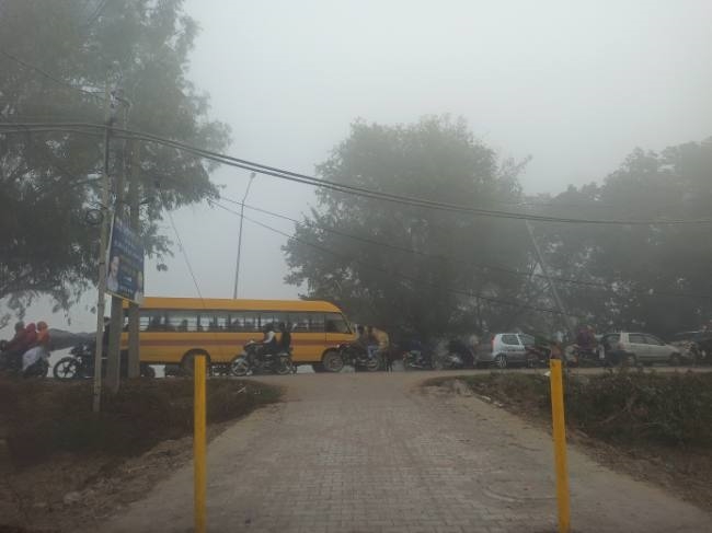 काहनूवान रोड पर फाटक बंद होने से लग रहा जाम
