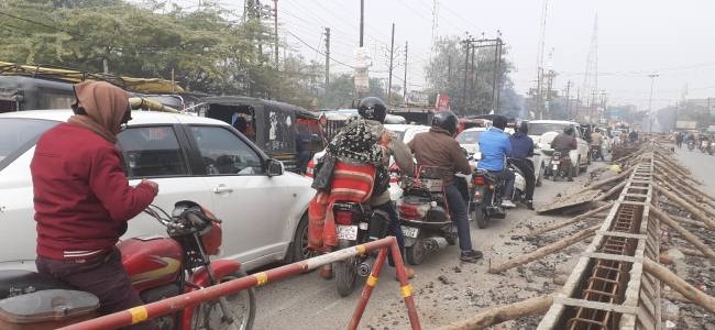डिवाइडर से भी नहीं मिटा शहर का सोमवारी जाम