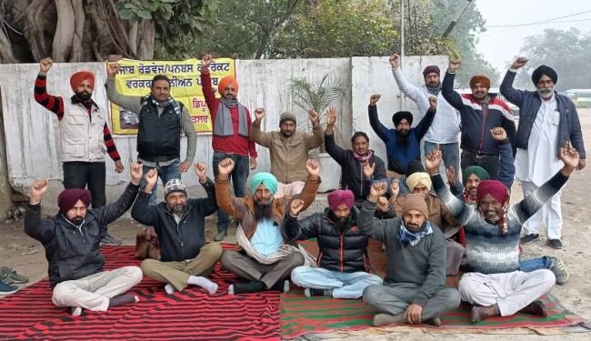 पंजाब रोडवेज व पनबस कर्मियों ने डिपो के गेट के समक्ष दिया धरना