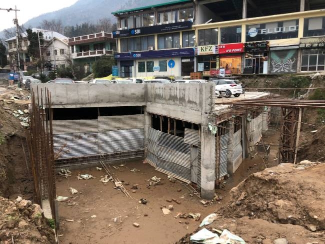 धीमी गति अंडरग्राउंड पार्किंग पर भारी