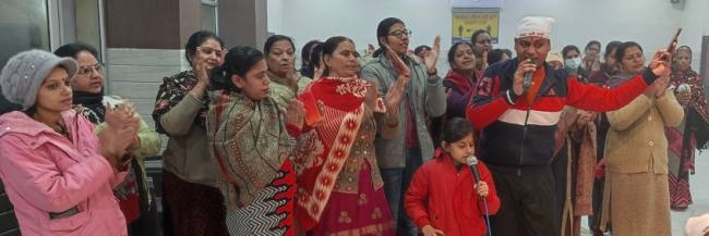 कोई प्यार से मेरे श्याम को सजा ले गजब
हो जाएगा .भजन से किया मंत्रमुग्ध