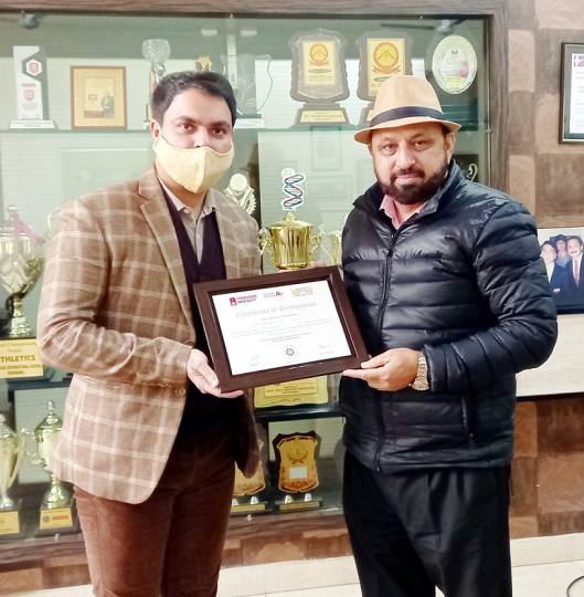 कैंब्रिज के प्रिसिपल जोरावर सिंह को किया सम्मानित