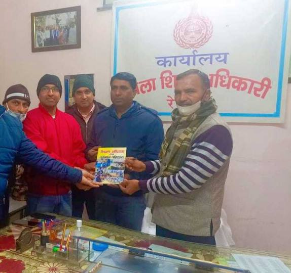 डीईओ ने किया रचित पुस्तक का विमोचन