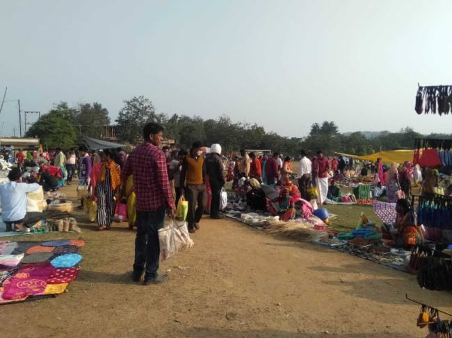 साप्ताहिक बाजारों में कोरोना प्रतिबंध बेअसर