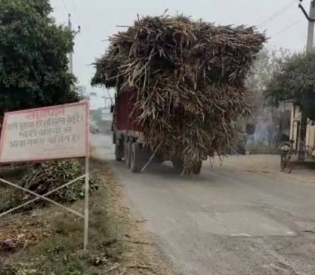 भारी वाहनों का प्रवेश वर्जित पर भी यमुना नहर के जर्जर पुल से गुजर रहे वाहन