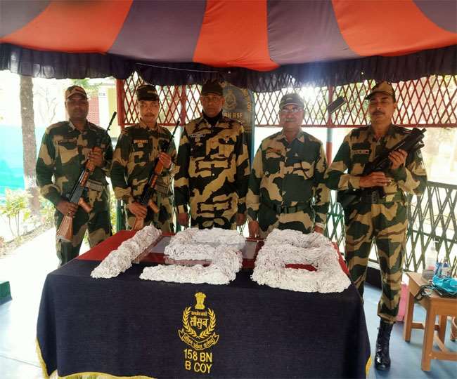बीएसएफ ने बांग्लादेश सीमा पर तस्करों के मंसूबों को नाकाम कर 60 किलोग्राम चांदी के आभूषण किए जब्त