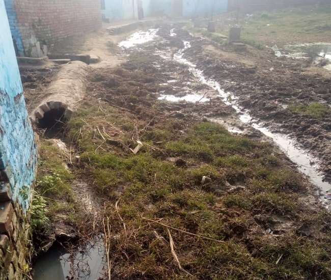 गांव की बदहाली व गंदगी में उलझकर रह गया 'विकास' का पहिया