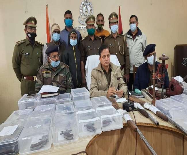 हमीरपुर के जंगल में चला रहे थे अवैध असलाह फैक्ट्री, पुलिस ने छापेमारी कर दो को दबोचा, 22 तमंचे व उपकरण बरामद